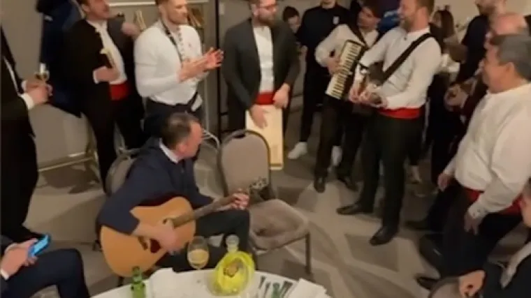 Ovo su urnebesne riječi hit-pjesme koju je izbornik Sigurdsson odsvirao i otpjevao s klapom