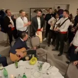 Ovo su urnebesne riječi hit-pjesme koju je izbornik Sigurdsson odsvirao i otpjevao s klapom