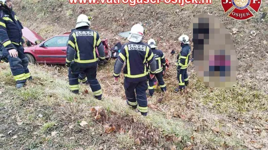 Auto s četvero putnika sletio s ceste u Osijeku: Vatrogasci objavili dramatične prizore spa&scaron;avanja