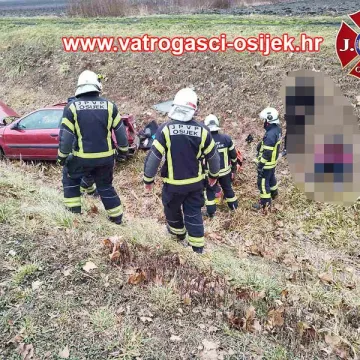 Auto s četvero putnika sletio s ceste u Osijeku: Vatrogasci objavili dramatične prizore spa&scaron;avanja