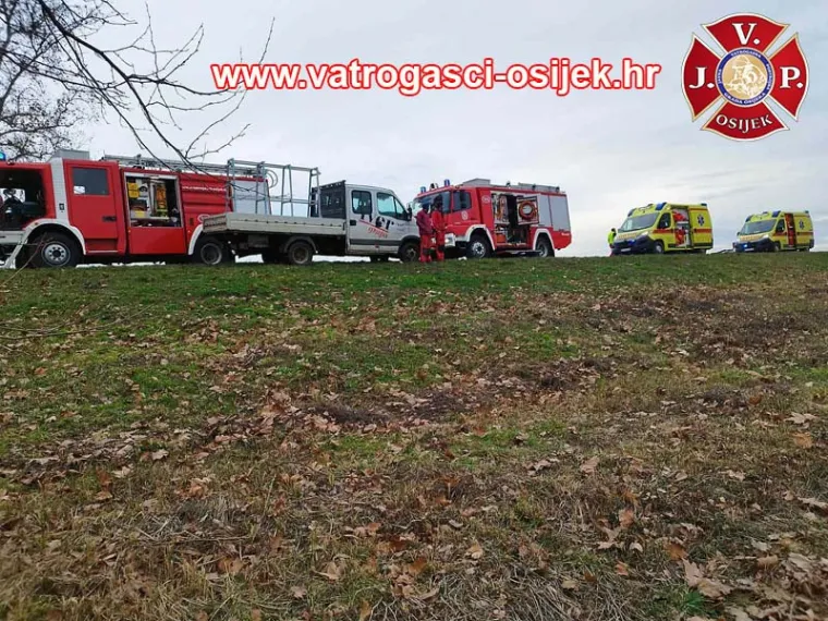 Auto s četvero putnika sletio s ceste u Osijeku: Vatrogasci objavili dramatične prizore spa&scaron;avanja