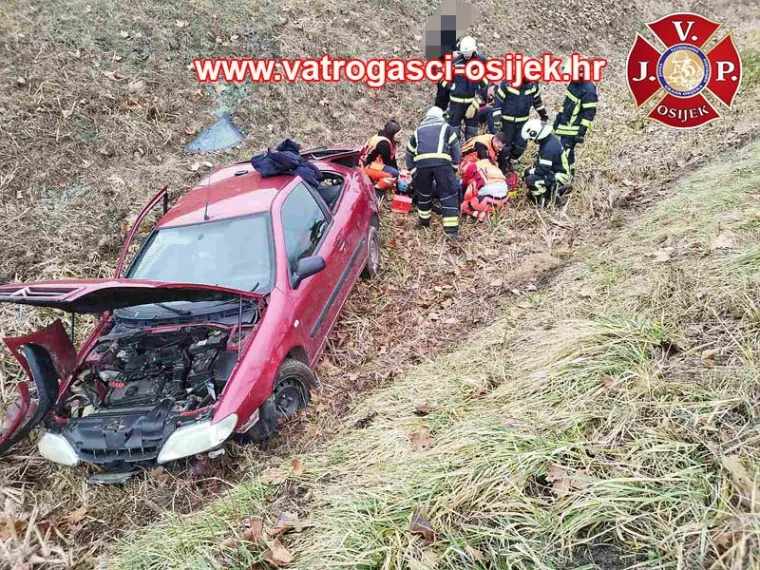 Auto s četvero putnika sletio s ceste u Osijeku: Vatrogasci objavili dramatične prizore spa&scaron;avanja