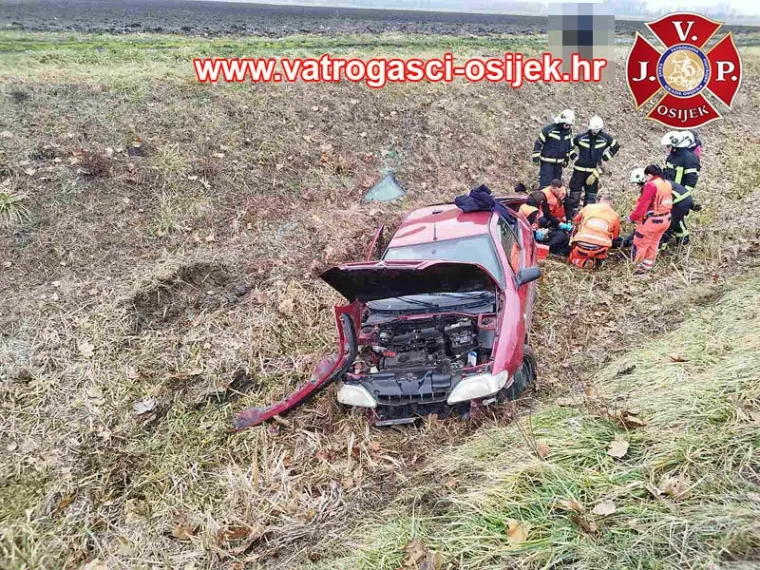 Auto s četvero putnika sletio s ceste u Osijeku: Vatrogasci objavili dramatične prizore spa&scaron;avanja