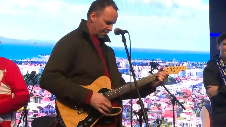 Dagur je opet zasvirao gitaru! Pogledajte kako Brckovljani i Zadar slave brončane rukometa&scaron;e