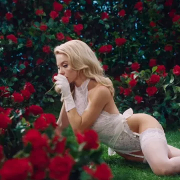 Pogledajte kako je Sydney Sweeney zapalila dru&scaron;tvene mreže u čipkastom donjem rublju među ružama