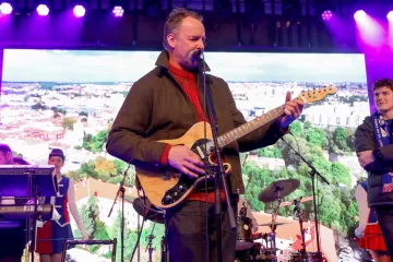 Ovacije, prepjev i gitara u rukama junaka večeri: Trenutak koji je odu&scaron;evio publiku