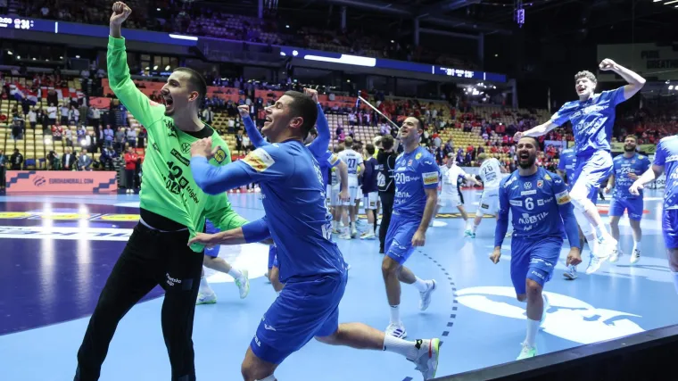 Dok su svi slavili, ovaj hrvatski trojac je pri&scaron;ao Islanđaninu i napravio potez za pamćenje: Pogledajte snimku