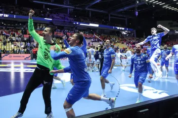 Dok su svi slavili, ovaj hrvatski trojac je pri&scaron;ao Islanđaninu i napravio potez za pamćenje: Pogledajte snimku