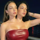 Svijet raspametile prelijepe sestre koje dijele jedno tijelo, no priča ima i jedno veliko ali