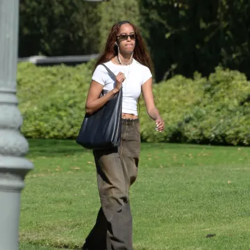 Odrekla se očevog prezimena pa 'nestala': Malia Obama nakon dugo vremena snimljena u javnosti