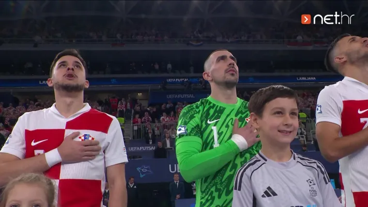 Lijepa na&scaron;a grmi u Areni Stožice prije početka polufinala futsal Eura