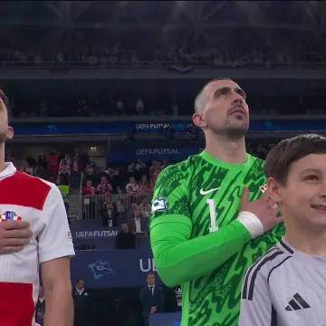 Lijepa na&scaron;a grmi u Areni Stožice prije početka polufinala futsal Eura