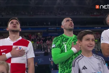 Lijepa na&scaron;a grmi u Areni Stožice prije početka polufinala futsal Eura