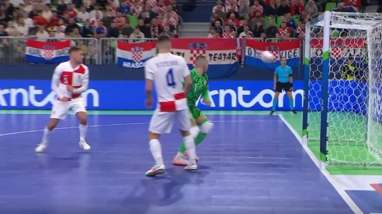 Žestoka borba u Ljubljani: Duje brani na&scaron; gol čak i licem ako treba