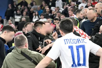 Kadrovi tučnjave hrvatskih navijača i za&scaron;titara u Stožicama