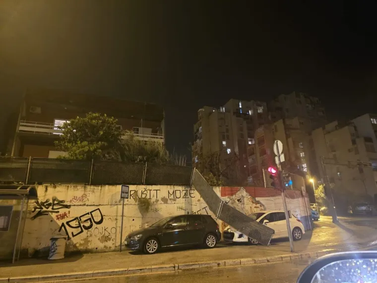 Olujno nevrijeme poharalo jug Dalmacije! Vjetar ru&scaron;i konstrukcije, plima potapa rive, valovi i osam metara