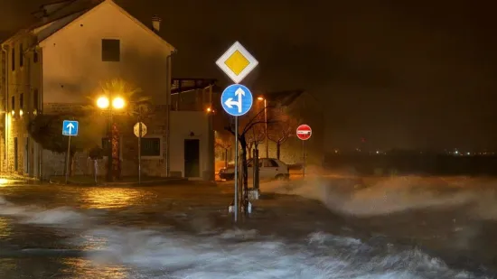 Olujno nevrijeme poharalo jug Dalmacije! Vjetar ru&scaron;i konstrukcije, plima potapa rive, valovi i osam metara