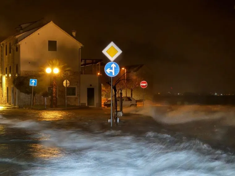 Olujno nevrijeme poharalo jug Dalmacije! Vjetar ru&scaron;i konstrukcije, plima potapa rive, valovi i osam metara