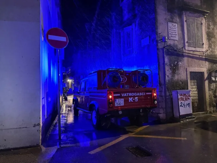 Olujno nevrijeme poharalo jug Dalmacije! Vjetar ru&scaron;i konstrukcije, plima potapa rive, valovi i osam metara