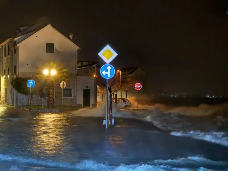 Olujno nevrijeme poharalo jug Dalmacije! Vjetar ru&scaron;i konstrukcije, plima potapa rive, valovi i osam metara