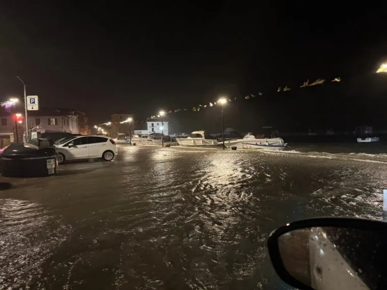 Olujno nevrijeme poharalo jug Dalmacije! Vjetar ru&scaron;i konstrukcije, plima potapa rive, valovi i osam metara