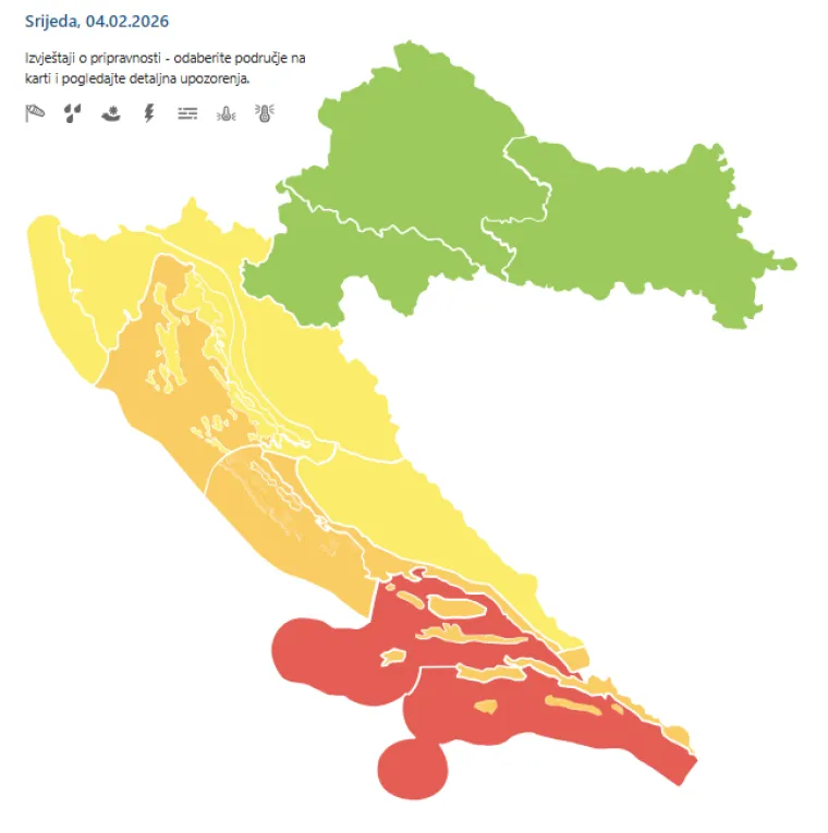Olujno nevrijeme poharalo jug Dalmacije! Vjetar ru&scaron;i konstrukcije, plima potapa rive, valovi i osam metara