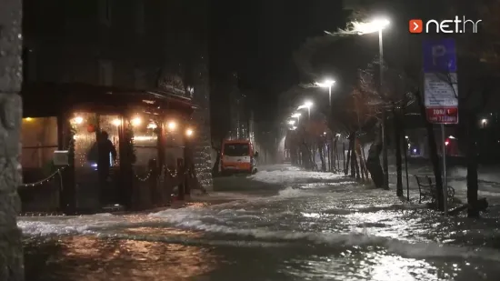 Pogledajte snažno nevrijeme koje je zahvatilo Ka&scaron;tela, more se podiglo preko rive, mete sve pred sobom