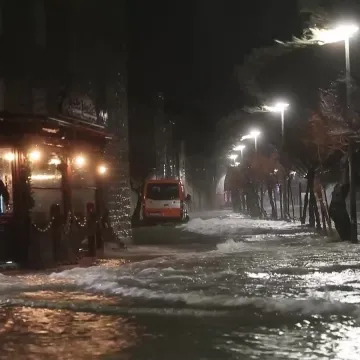 Pogledajte snažno nevrijeme koje je zahvatilo Ka&scaron;tela, more se podiglo preko rive, mete sve pred sobom