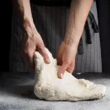 Savr&scaron;eno tijesto za pizzu bez glutena: Vodič za hrskavu koricu i sočnu unutra&scaron;njost