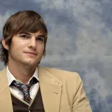 Je li on uopće stari? Pogledajte kako se legendarni Ashton Kutcher mijenjao kroz godine