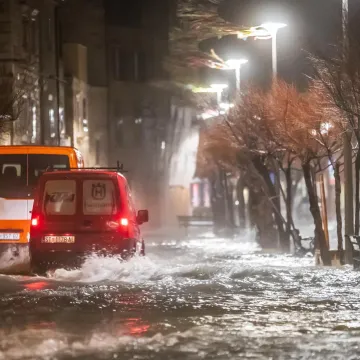 Dalmaciju pogodila nezapamćena plima! More u Ka&scaron;telima 'progutalo' rivu, stižu dramatične snimke