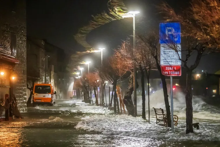 Dalmaciju pogodila nezapamćena plima! More u Ka&scaron;telima 'progutalo' rivu, stižu dramatične snimke