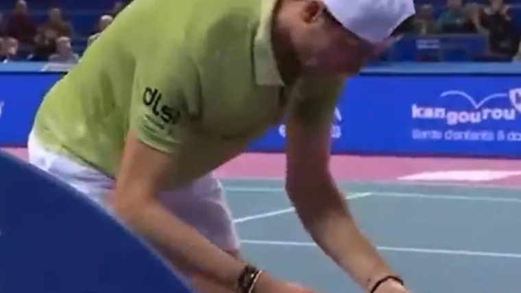 Bizarne scene: Tenisač imao pobjedu u rukama, oti&scaron;ao je po mobitel i onda je sve krenulo nizbrdo