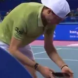 Bizarne scene: Tenisač imao pobjedu u rukama, oti&scaron;ao je po mobitel i onda je sve krenulo nizbrdo