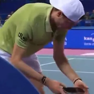 Bizarne scene: Tenisač imao pobjedu u rukama, oti&scaron;ao je po mobitel i onda je sve krenulo nizbrdo