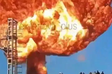 Vatrena gljiva nad gradom, pogledajte snimku čudovi&scaron;ne eksplozije: 'Nebo je postalo plameno'