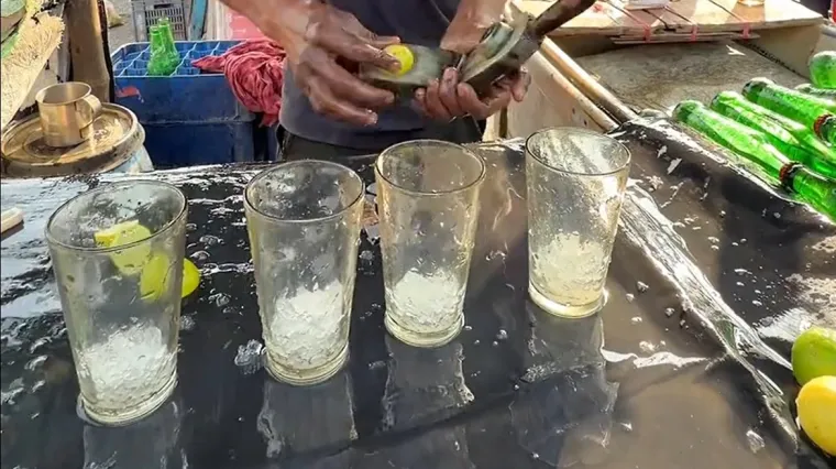 Neosporeni kralj uličnih napitaka u Indiji