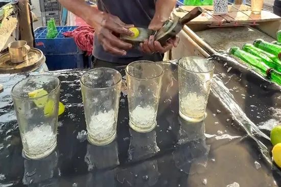 Neosporeni kralj uličnih napitaka u Indiji