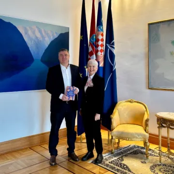 Jadranka Kosor se sastala s Milanovićem i dala mu poklon: Razgovarali su o dvije stvari