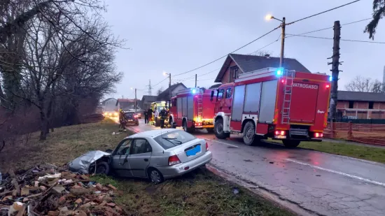 Vi&scaron;e ozlijeđenih u nesreći kod Siska: Oba automobila odbačena s ceste, stigli i vatrogasci...