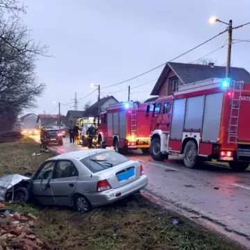 Vi&scaron;e ozlijeđenih u nesreći kod Siska: Oba automobila odbačena s ceste, stigli i vatrogasci...