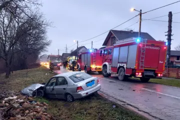 Vi&scaron;e ozlijeđenih u nesreći kod Siska: Oba automobila odbačena s ceste, stigli i vatrogasci...