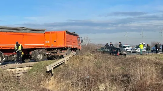 Automobil smrskan u sudaru s kamionom: Dvoje mrtvih, žena i dijete (9) se bore za život