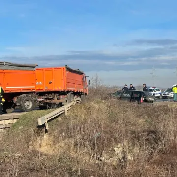 Automobil smrskan u sudaru s kamionom: Dvoje mrtvih, žena i dijete (9) se bore za život