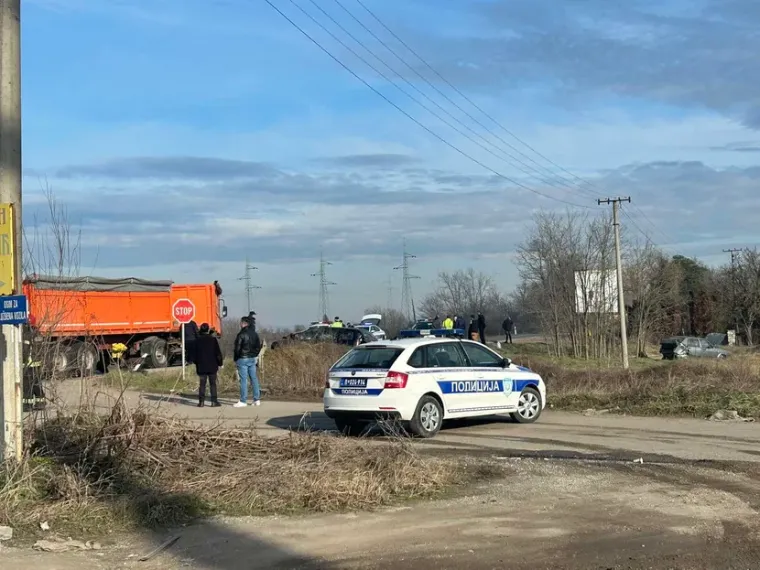 Automobil smrskan u sudaru s kamionom: Dvoje mrtvih, žena i dijete (9) se bore za život