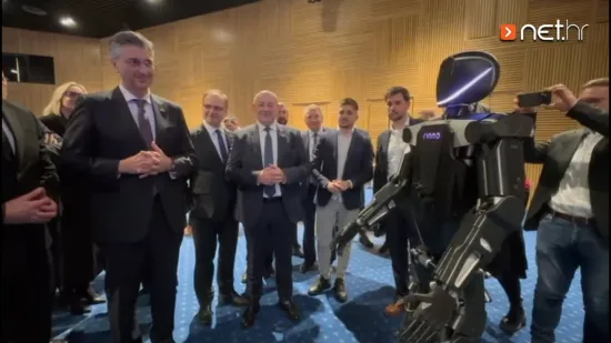 Plenković pitao robota može li sjesti: Svi su 'popadali' od smijeha kad mu je odgovorio