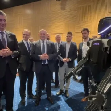 Plenković pitao robota može li sjesti: Svi su 'popadali' od smijeha kad mu je odgovorio