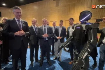 Plenković pitao robota može li sjesti: Svi su 'popadali' od smijeha kad mu je odgovorio