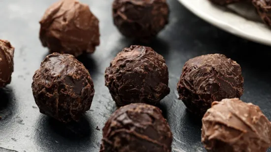 Ljubav na prvi zalogaj: Kako napraviti savr&scaron;ene domaće praline za Valentinovo?