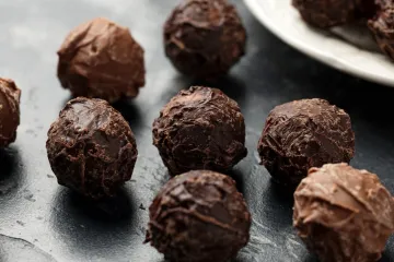 Ljubav na prvi zalogaj: Kako napraviti savr&scaron;ene domaće praline za Valentinovo?